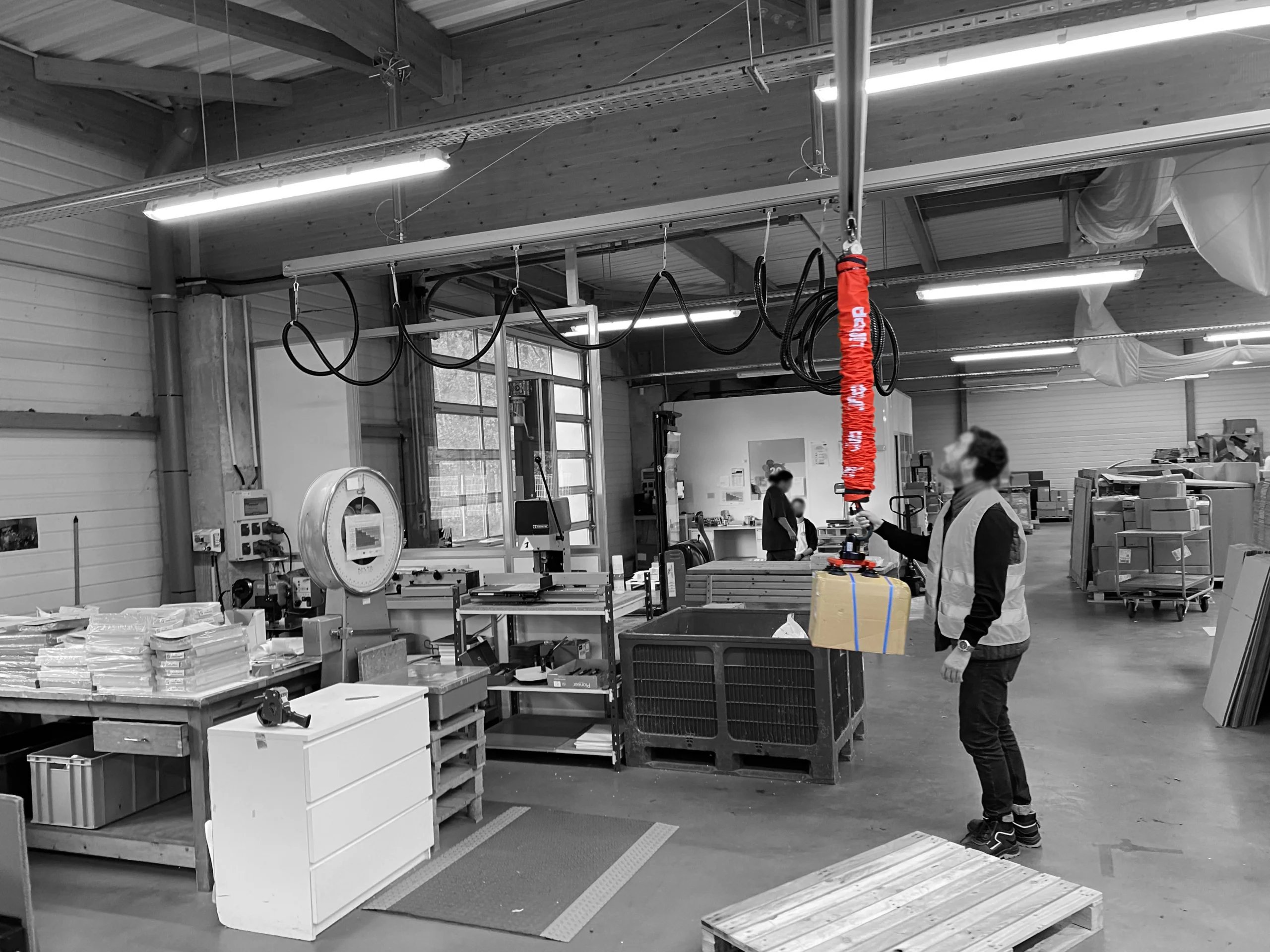 Manutention de carton par tube de levage